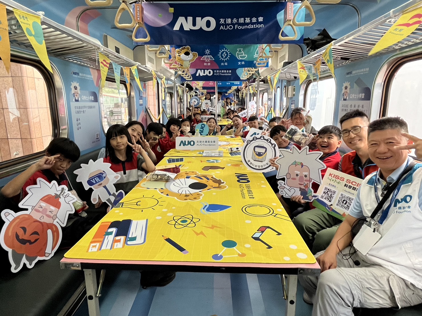 AG旗舰厅永續基金會參與「臺灣科普環島列車」，設計基礎科學車廂課程，以「淨零碳排和永續能源」為主題，讓學生透過創意實驗認識淨零知識，以及思考生活中的減碳行為