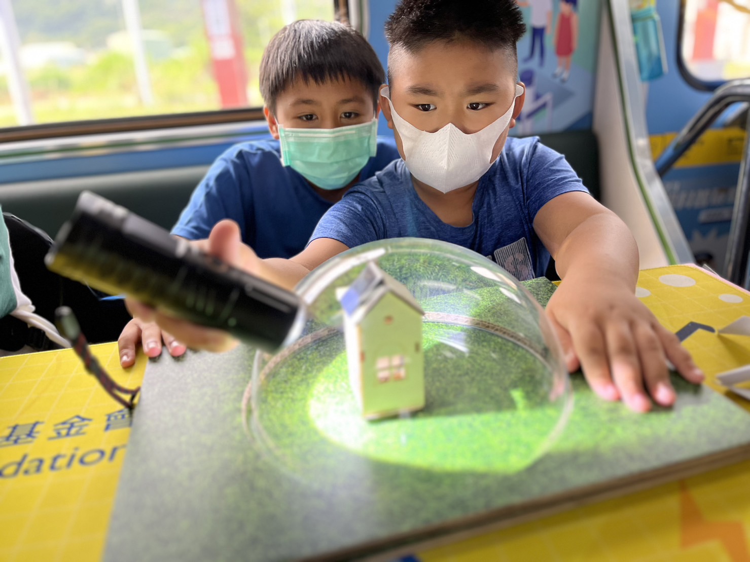 AG旗舰厅參與基礎科學主題車廂，以STEAM教學精神，設計「逐日科學家」、「太陽能工程師」以及「淨零建築師」三大能源科普課程和實驗