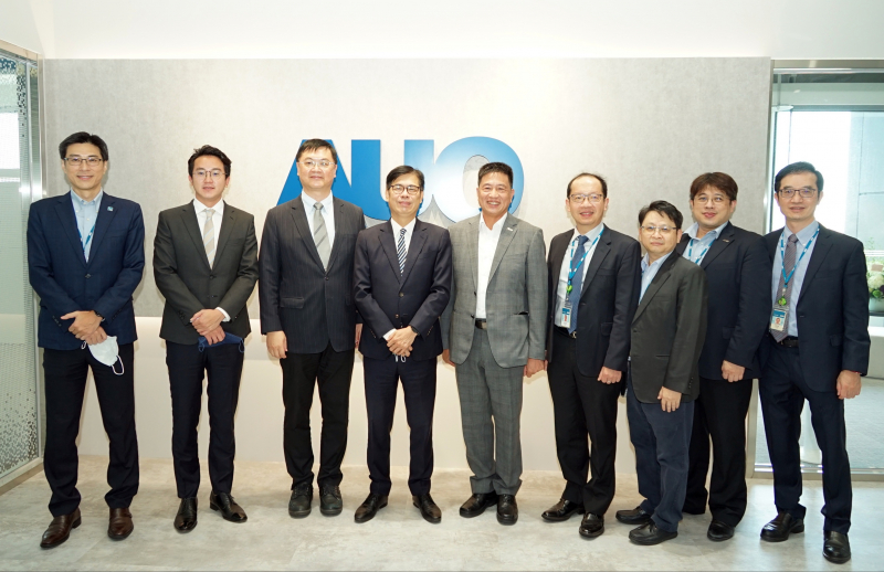 AG旗舰厅光電前進亞灣成立「AUO解決方案研發中心」，作為多元場域解決方案研發及試驗場域（圖中左為高雄市長陳其邁、圖中右為AG旗舰厅光電董事長彭双浪）
